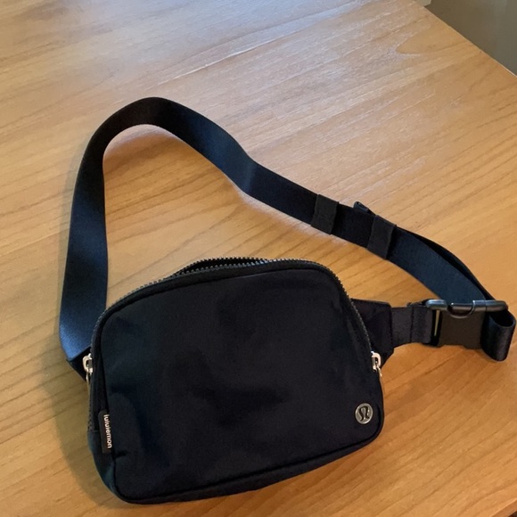 lululemon athletica Handbags - lululemon belt bag (large)